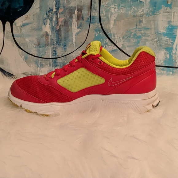 Woman's Nike Size 7.5. - Picture 3 of 7